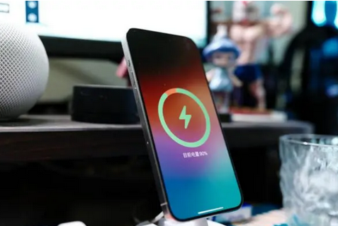 宾川苹果15换屏服务分享用什么充电器给iPhone15充电更好 